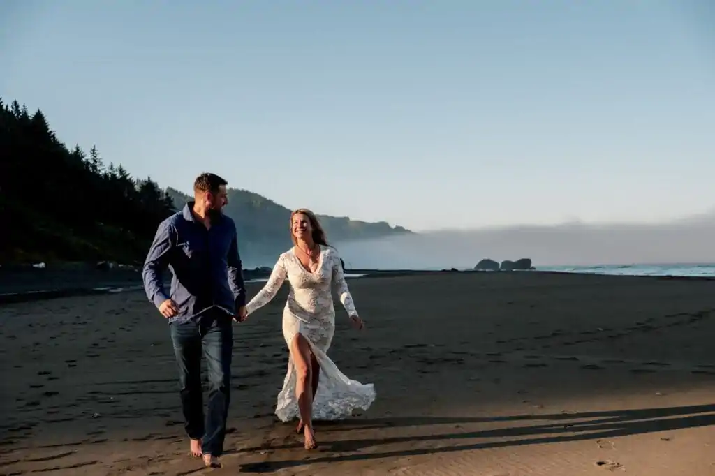 SUNDI & BEN holding hand in the beach in the west coast
