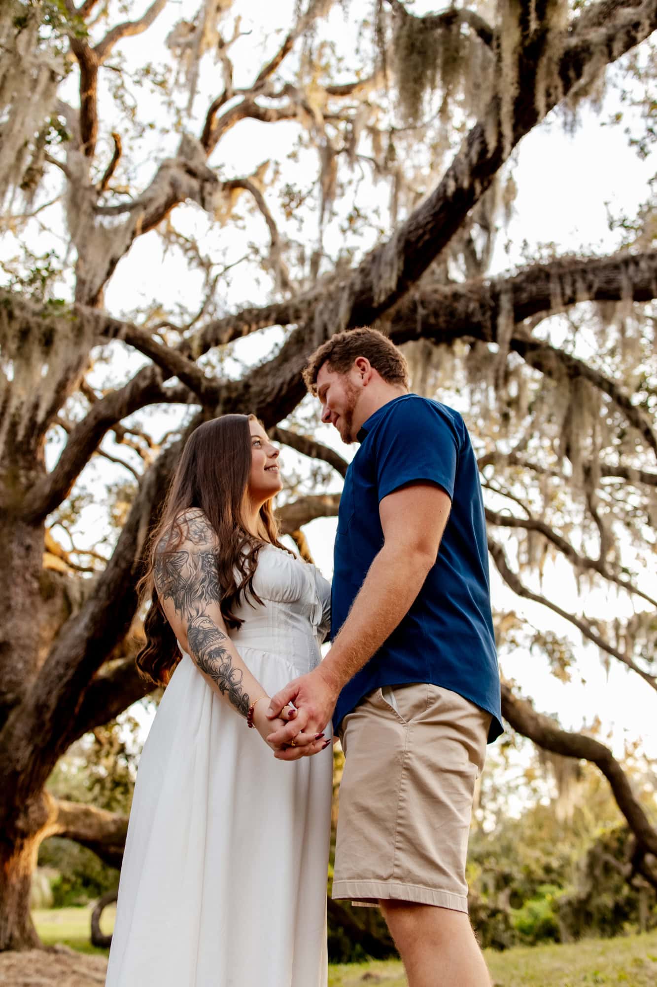 couple looking facing eachother with the oak trees on background philippe park intimate wedding