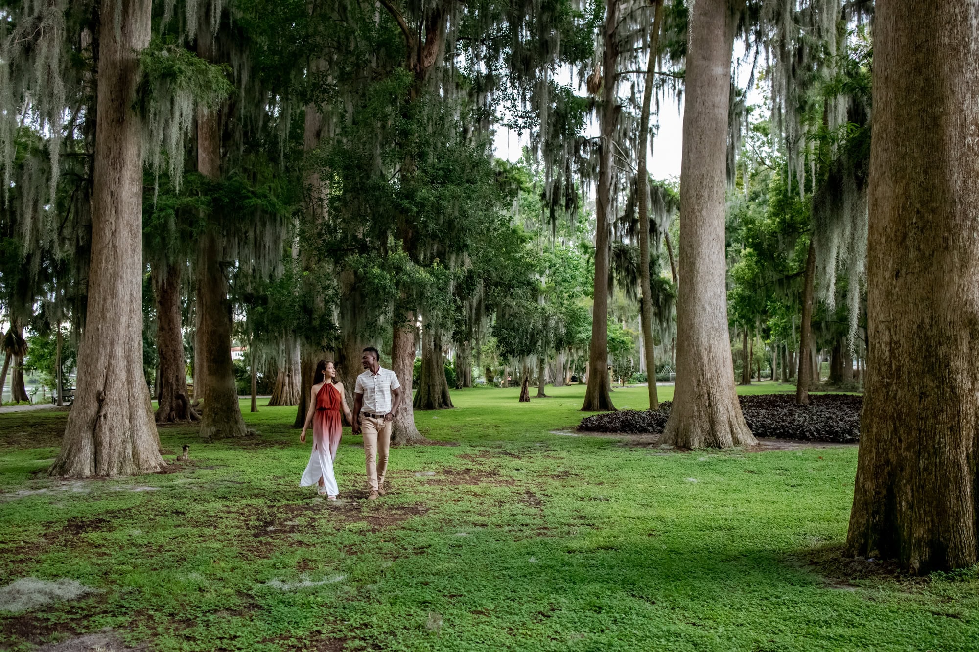 couple walking holding hands in Kraft Azalea Gardens