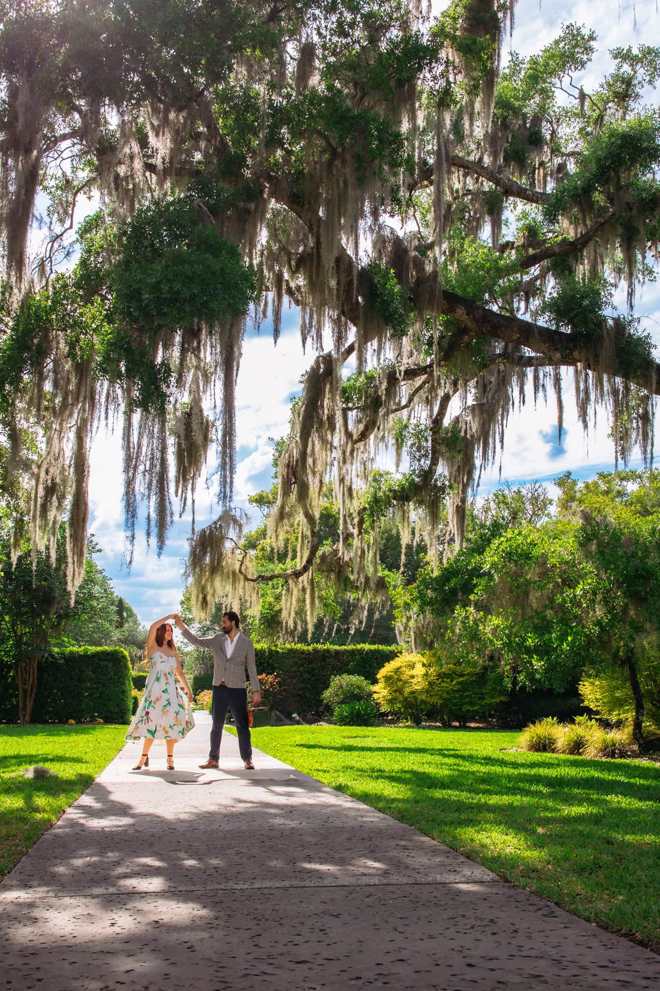leu_gardens_engagement_photos couple by the rose garden