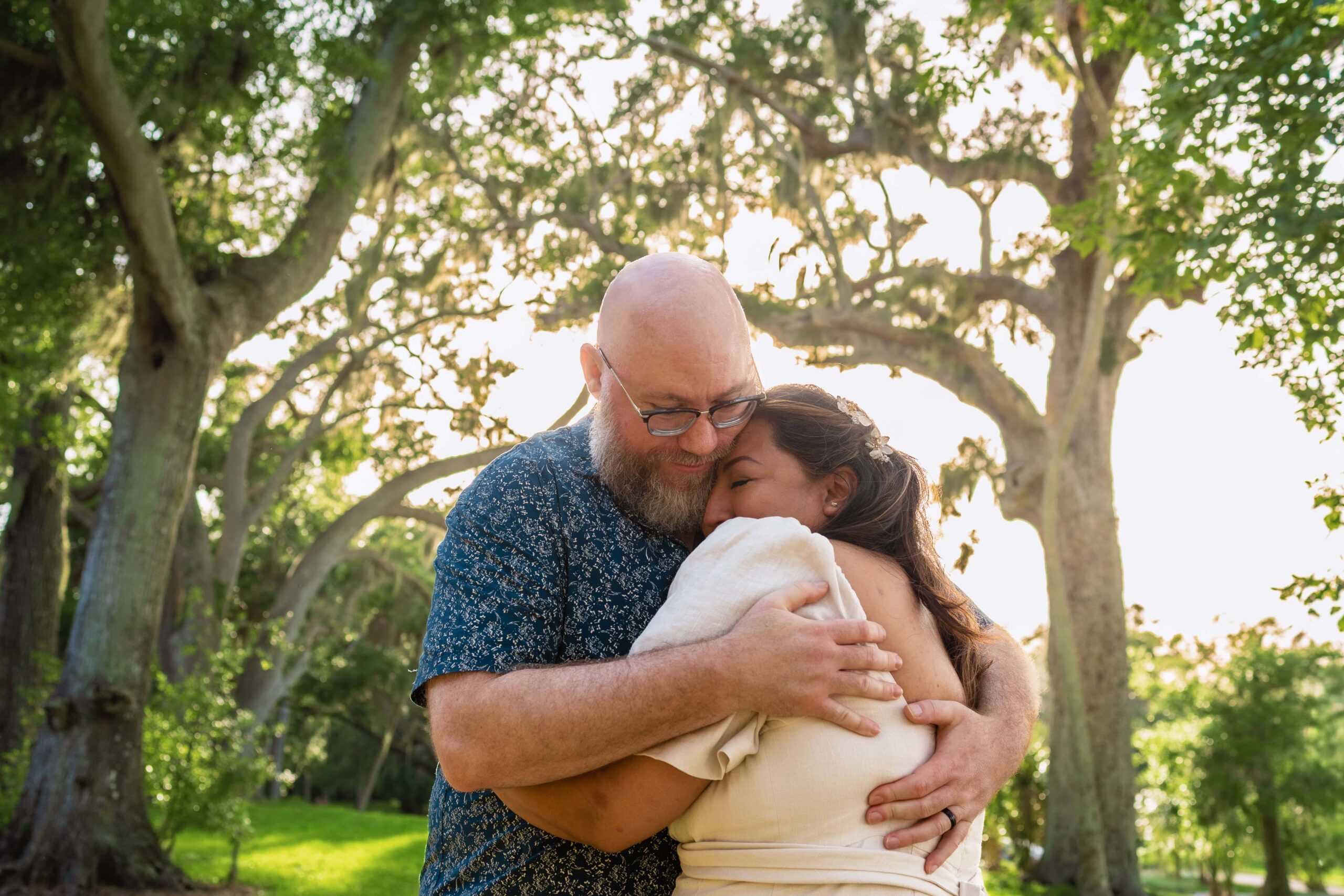 couple hugginh after gettinh married at philippe park